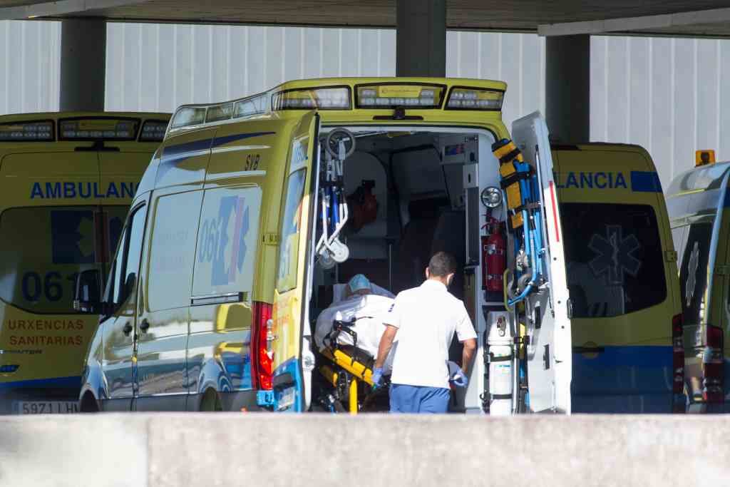Un profesional sanitario baixa dunha ambulancia un paciente. (Foto: Carlos Castro / Europa Press).