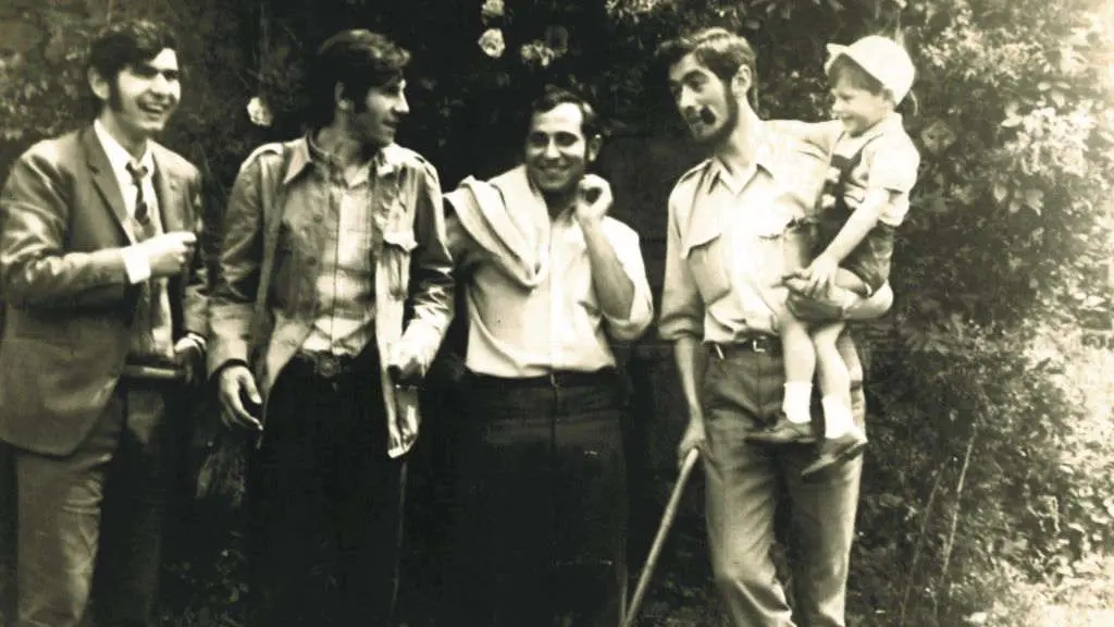 Moncho Reboiras, Xos&eacute; Ram&oacute;n Lema, Ovidio &Aacute;lvarez, Dar&iacute;o Xoh&aacute;n Cabana, diante da casa de Rosal&iacute;a de Castro, en Padr&oacute;n, en 1970. (Foto: Manuel Reboiras Noia)