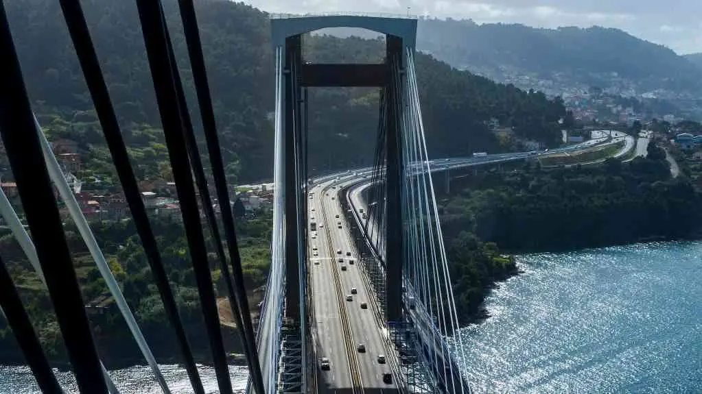 Autoestrada AP-9 ao seu paso pola ponte de Rande (Foto: Punto GA / M. Riopa).