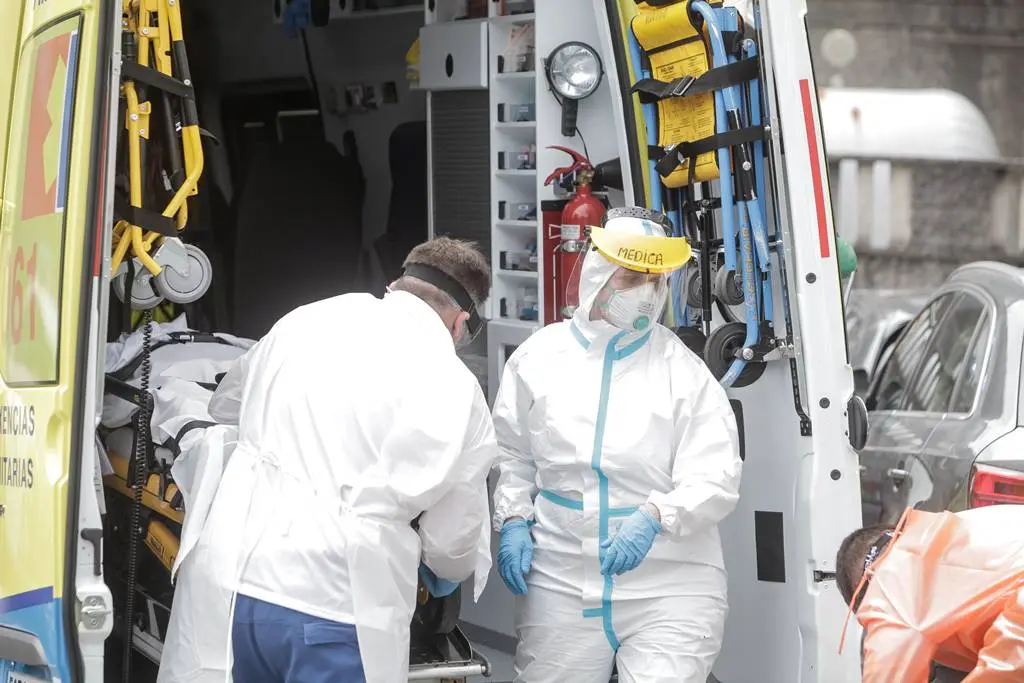 Traballadores da sanidade nunha ambulancia (Foto: Europa Press)