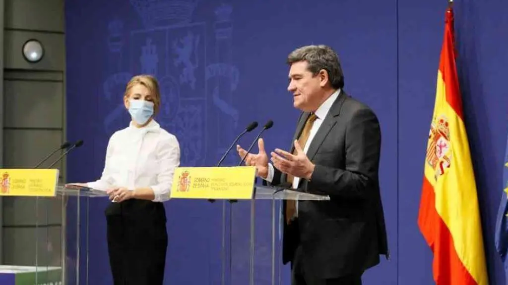 A ministra D&iacute;az (Traballo) e o ministro Escriv&aacute; (Seguridade Social) nunha rolda de prensa conxunta (Foto: Ministerio de Traballo)
