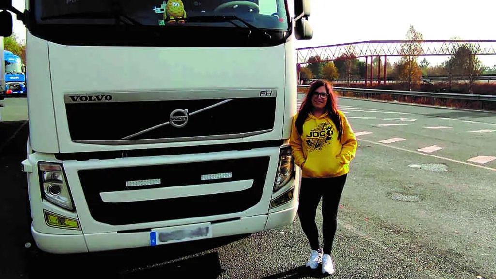 Cintia Pi&ntilde;a Caride xunto ao seu cami&oacute;n (N&oacute;s Diario)