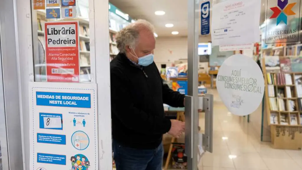 Ant&oacute;n Pedreira, esta cuarta feira, fechando as portas da s&uacute;a librar&iacute;a en Compostela ao remate da xornada (Foto: Arxina).