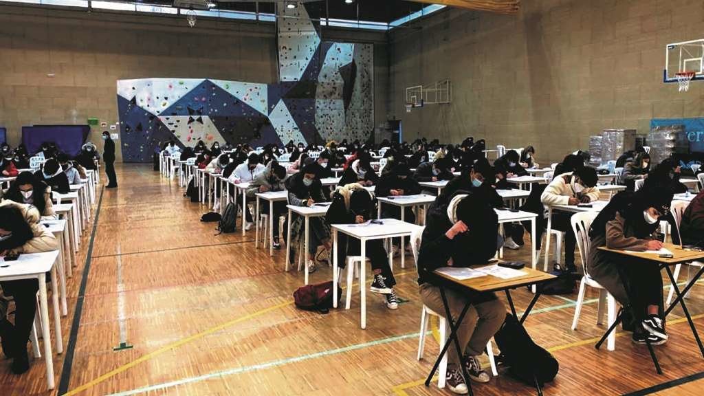Estudantes da UVigo, realizando un exame presencial no mes de xaneiro (Foto: Universidade de Vigo).