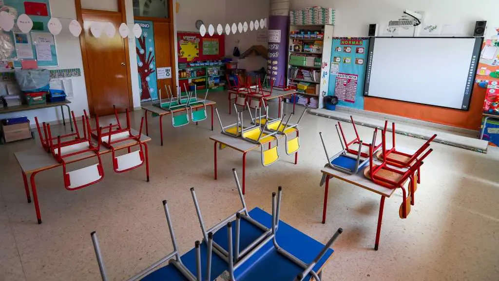 Aula fechada nun colexio ap&oacute;s decretarse o confinamento domiciliario o pasado ano (Foto: Iv&aacute;n Terr&oacute;n / Europa Press).