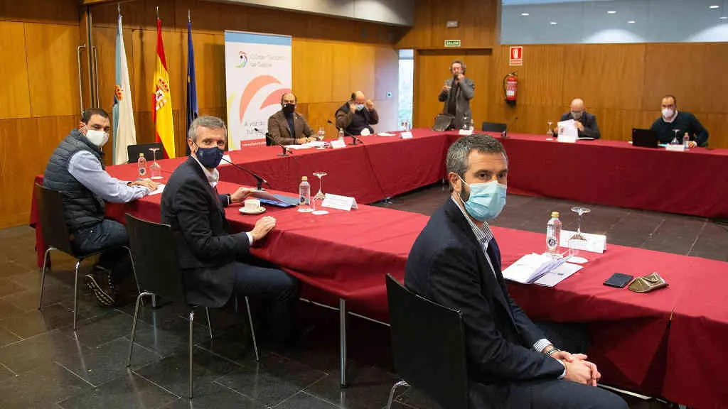 Instantes antes de comezar a reuni&oacute;n entre Xunta, deputaci&oacute;ns e Fegamp (Xunta da Galiza)