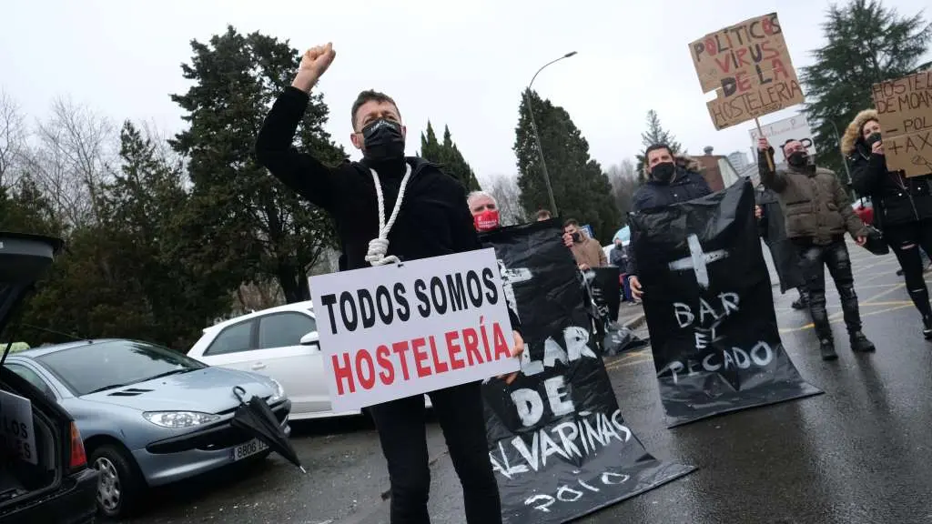 Manifestaci&oacute;n do sector hostaleiro, esta sexta feira, en Compostela (Foto: Arxina).