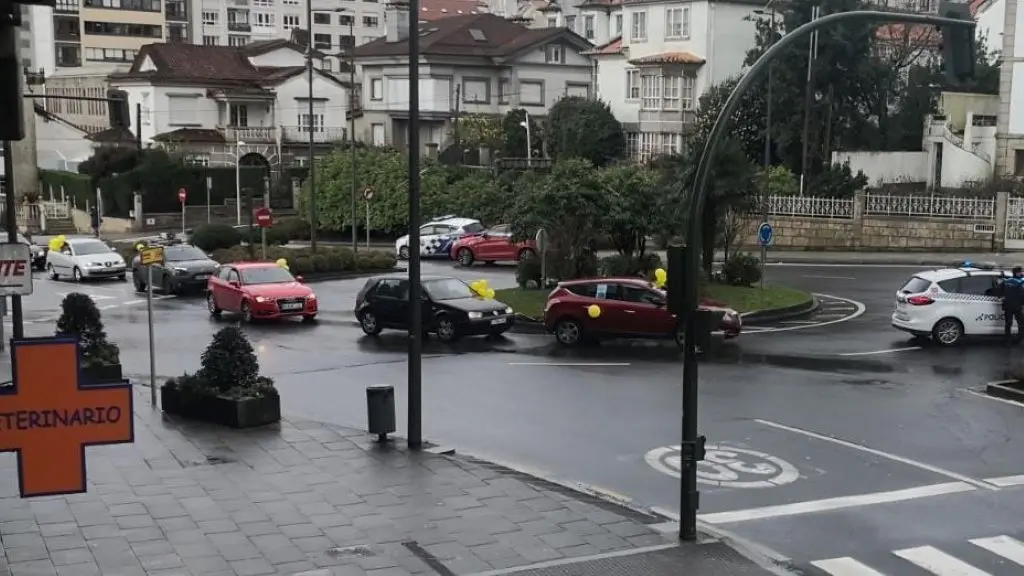 Caravana de coches polas r&uacute;as de Compostela, na ma&ntilde;&aacute; deste domingo (Foto: N&oacute;s Diario).