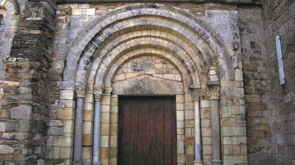 Porta occidental e Agnus Dei. (Foto: José Antonio Gil Martínez)