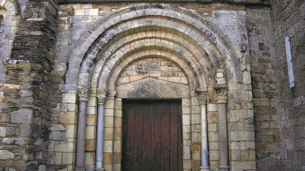Porta occidental e Agnus Dei. (Foto: Jos&eacute; Antonio Gil Mart&iacute;nez)