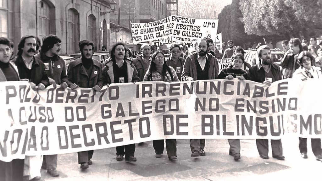 Manifestación en Padrón contra a represión lingüística, con Xosefa Baamonde e Xosé Manuel Penas Patiño no centro da faixa. Arquivo Xan Carballa
