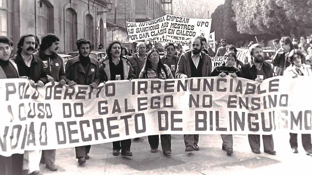 Manifestaci&oacute;n en Padr&oacute;n contra a represi&oacute;n ling&uuml;&iacute;stica, con Xosefa Baamonde e Xos&eacute; Manuel Penas Pati&ntilde;o no centro da faixa. Arquivo Xan Carballa