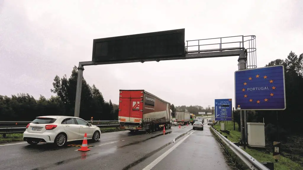 Primeiros controis fronteirizos na Ponte Internacional Tui-Valen&ccedil;a (Foto: Marta V&aacute;zquez Rodr&iacute;guez / Europa Press).