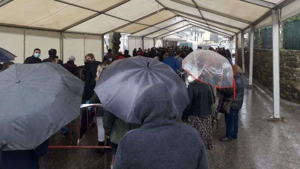Imaxe da carpa onde agardaba a xente para acceder ao centro de sa&uacute;de. (Foto: N&oacute;s Diario)
