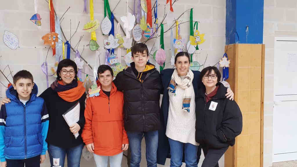 A profesora do CPI Virxe da Cela, Verónica Dopico (segunda pola dereita), con alumnado e profesoras (Nós Diario)