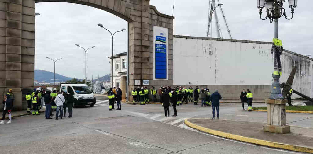 Concentración de traballadoras e traballadores de mantemento de Navantia en Ferrol diante da porta principal (Nós Diario)