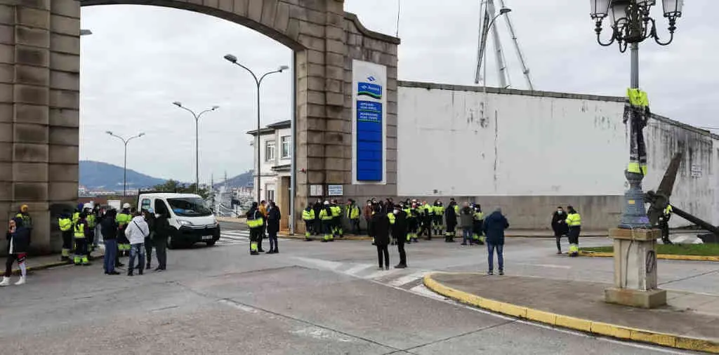 Concentraci&oacute;n de traballadoras e traballadores de mantemento de Navantia en Ferrol diante da porta principal (N&oacute;s Diario)
