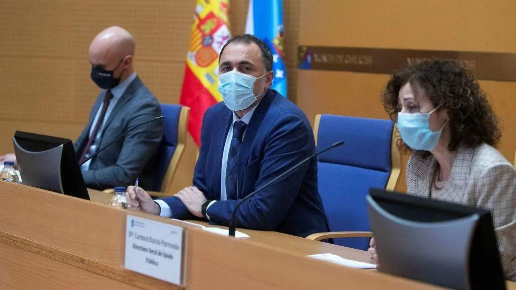 Julio Garc&iacute;a Comesa&ntilde;a, conselleiro de Sanidade, xunto a Jos&eacute; Flores, xerente do Sergas, e Carmen Dur&aacute;n, directora xeral de Sa&uacute;de P&uacute;blica, nunha fotograf&iacute;a de arquivo [Imaxe: Xunta da Galiza].