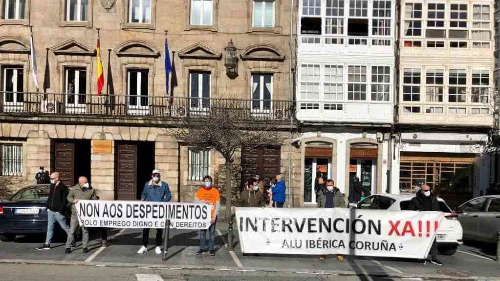 Traballadores de Alu Ibérica ante sede da Subdelegación do Goberno na Coruña (Foto: Comité de empresa).