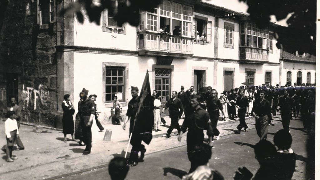 A Falanxe da Ramallosa desfilando en Sabarís, no concello de Baiona. (Foto: Arquivo J. González)