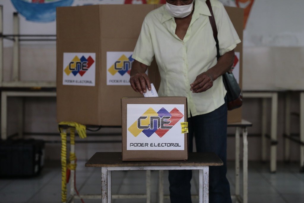 EuropaPress_3467670_06_december_2020_venezuela_caracas_woman_casts_her_vote_into_ballot_box