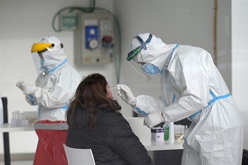 Unha muller sométese ao test de antíxenos nun cribado masivo na Coruña. (Foto: Europa Press).