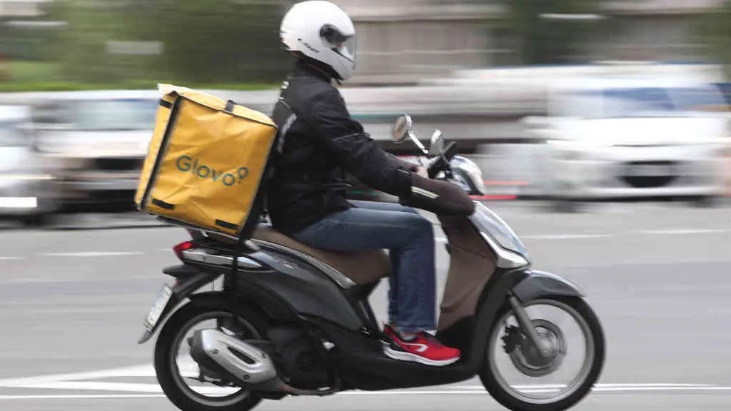 Repartidor en motocicleta da plataforma de Glovo traballando polas r&uacute;as durante a pandemia da Covid-19 (Eduardo Parra / Europa Press).