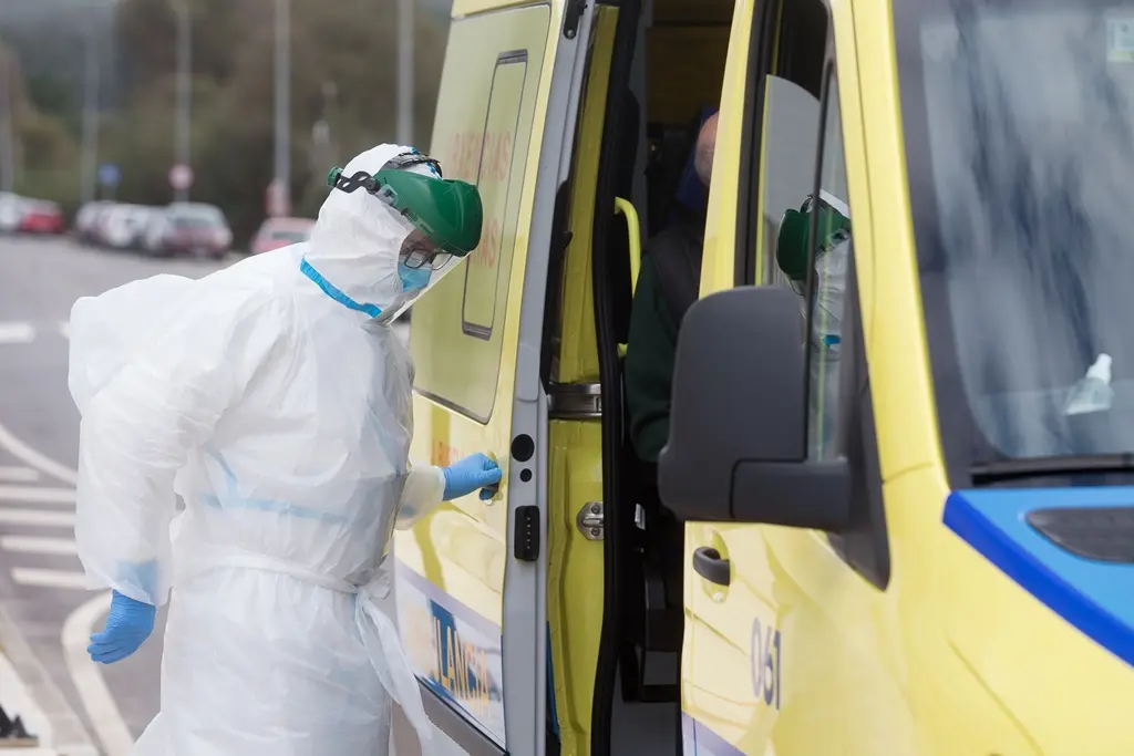 Un trabajador sanitario totalmente protegido cierra la puerta de una ambulancia tras recoger a un anciano de la residencia de ancianos de San Cibrao donde se ha originado un brote de Covid-19, en San Cibrao, Lugo, Galicia, (Espa&ntilde;a), a 9 de noviembre de 2020. En el centro la situaci&oacute;n actual es de 5 v&iacute;ctimas mortales, 36 mayores contagiados por coronavirus y 14 trabajadoras tambi&eacute;n afectadas.
09 NOVIEMBRE 2020;GALICIA;BROTE;COVID19;CORONAVIRUS;RESIDENCIA DE ANCIANOS
Carlos Castro / Europa Press
  (Foto de ARCHIVO)
9/11/2020