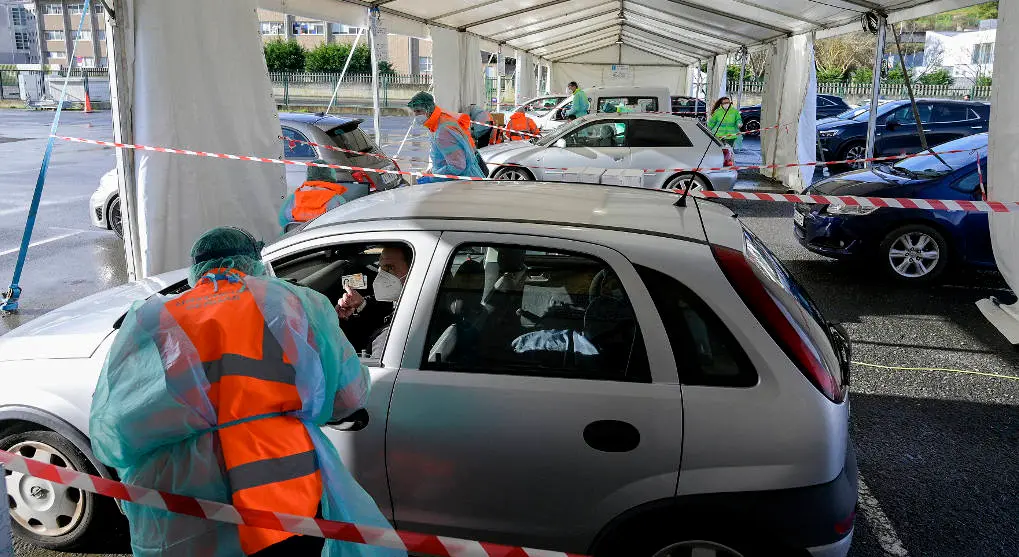 EuropaPress_3532490_hombre_muestra_dni_sanitario_recoger_test_saliva_coche_avenida_arsenio