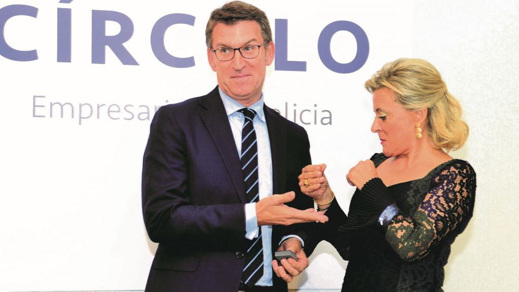 Núñez Feixoo entregando a Josefina Fernández un premio no Círculo de Empresarios da Galiza. (Foto: Circulo.gal)