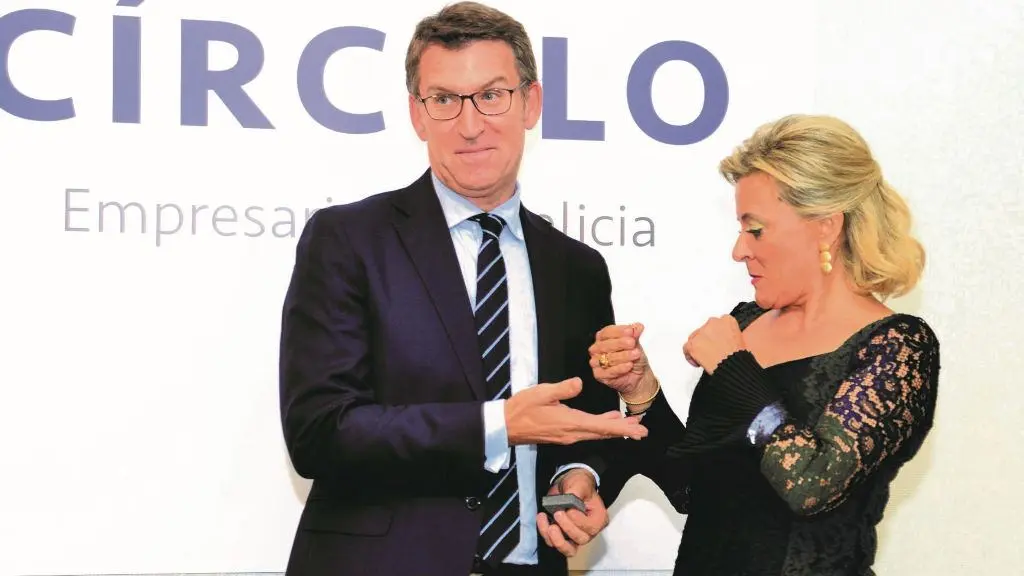 N&uacute;&ntilde;ez Feixoo entregando a Josefina Fern&aacute;ndez un premio no C&iacute;rculo de Empresarios da Galiza. (Foto: Circulo.gal)