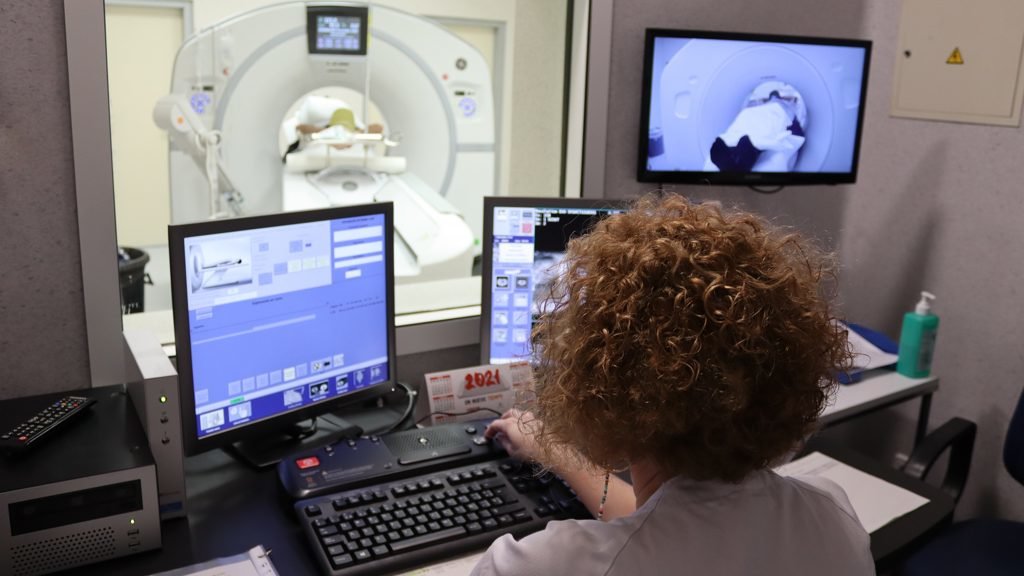 As resonancias magnéticas e os TAC adoitan acumular demoras no caso de pacientes oncolóxicos. (Foto: Europa Press)