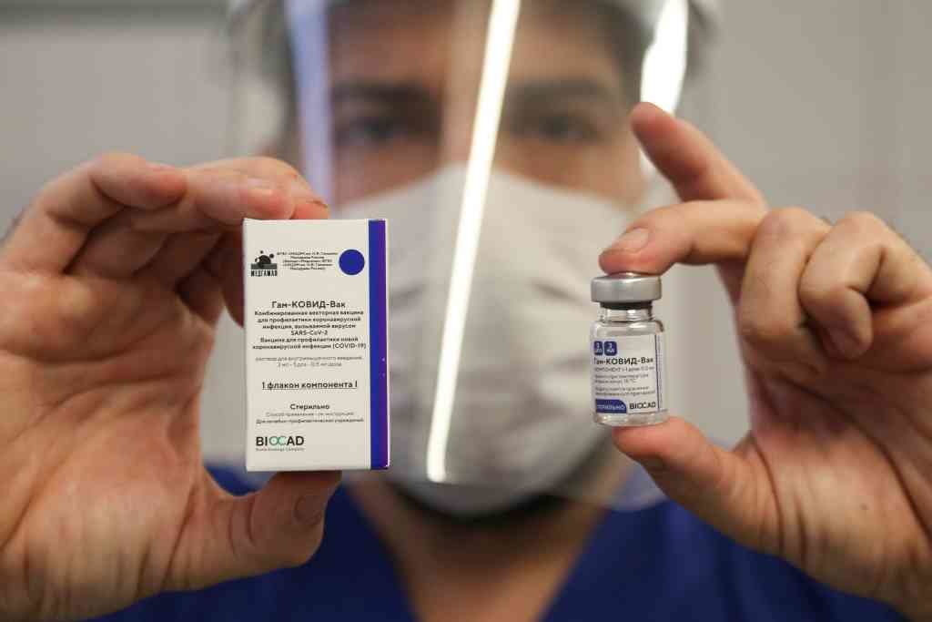 Un traballador da saúde na Arxentina amosa unha das doses da vacina rusa contra o coronavirus Sputnik V (Foto: Alan Monzon / ZUMA Wire)