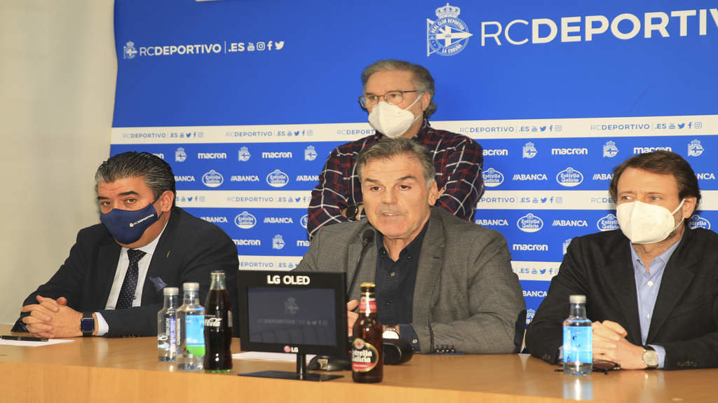 Fernando Vidal -no centro- xunto co resto dos membros do antigo Consello de Administración. (Foto: RC Deportivo).