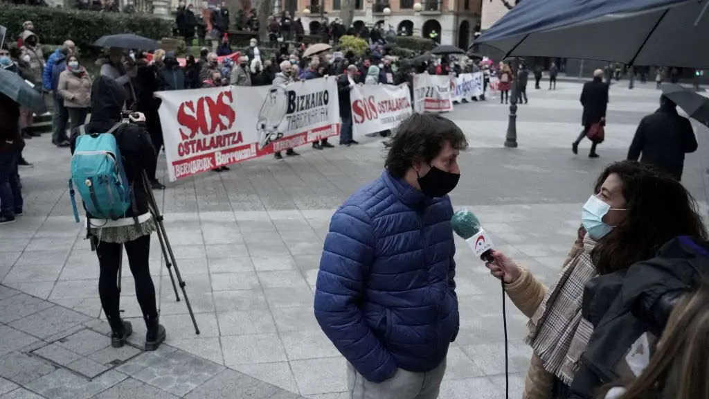 Concentraci&oacute;n das hosteleiras vascas. (Foto: H. Bilbao / Europa Press)