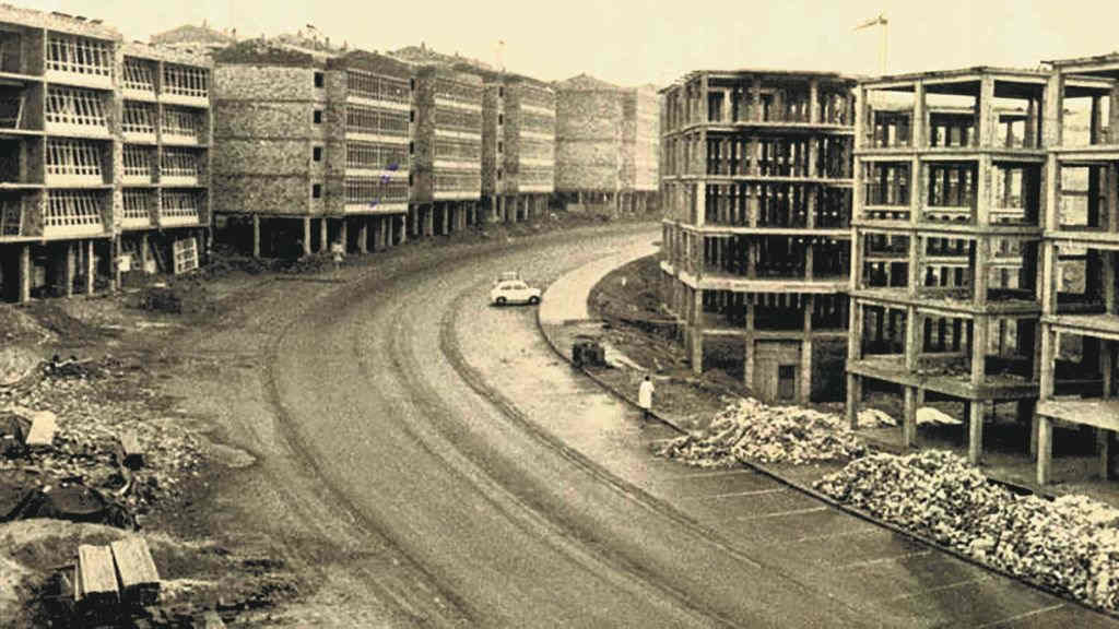 Unha imaxe do barrio compostelán de Vite durante a súa construción. (Foto: Nós Diario)
