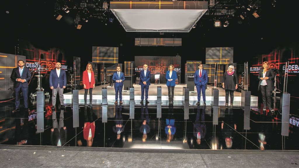 De esquerda a dereita, Garriga, Fernández, Albiach, Aragonès, Carrizosa, Chacón, Sabater e Borràs, antes do debate na TV3. (Foto: Europa Press)
