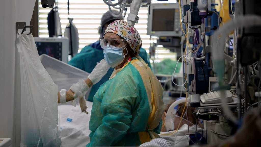Dúas sanitarias atenden unha persoa doente nunha Unidade de Coidados Intensivos (Foto: Eduardo Parra / Europa Press).