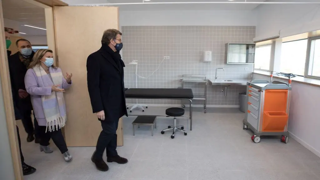 Feixoo e Garc&iacute;a nunha imaxe de arquivo da visita ao novo ambulatorio de Ames. (Foto: Ana Varela / Europa Press)