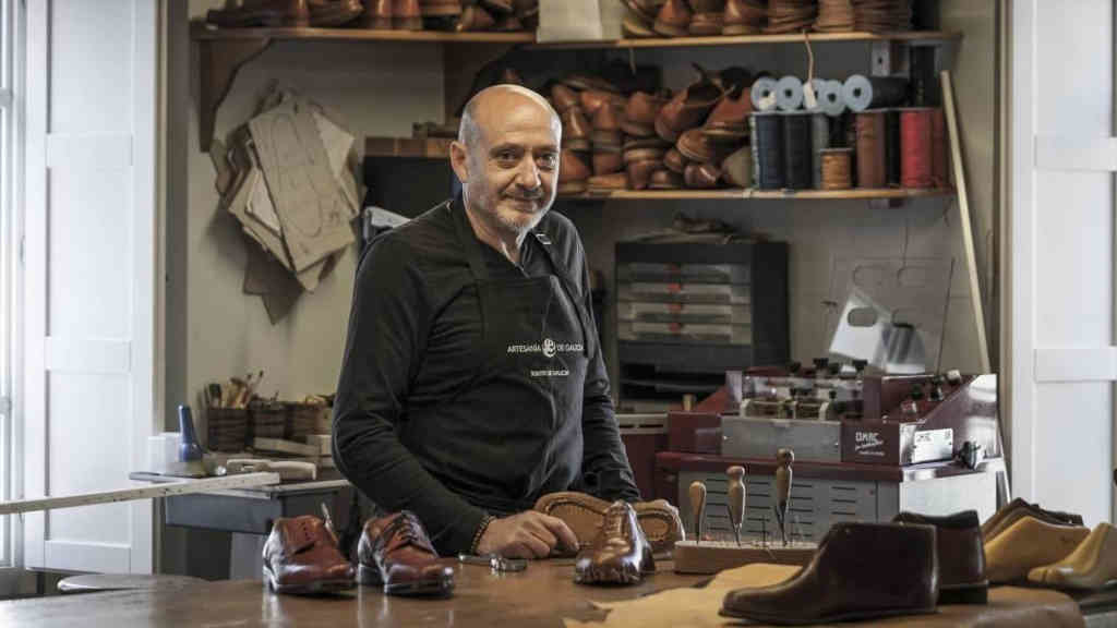Xosé Ramón Laia, artesán zapateiro, no seu obradoiro de Melide (Artesanía da Galiza)