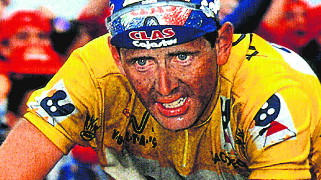 O suízo Tony Rominger proclamouse en Compostela gañador da Volta '93, estando flanqueado no podio por Alex Zülle e Lale Cubino.