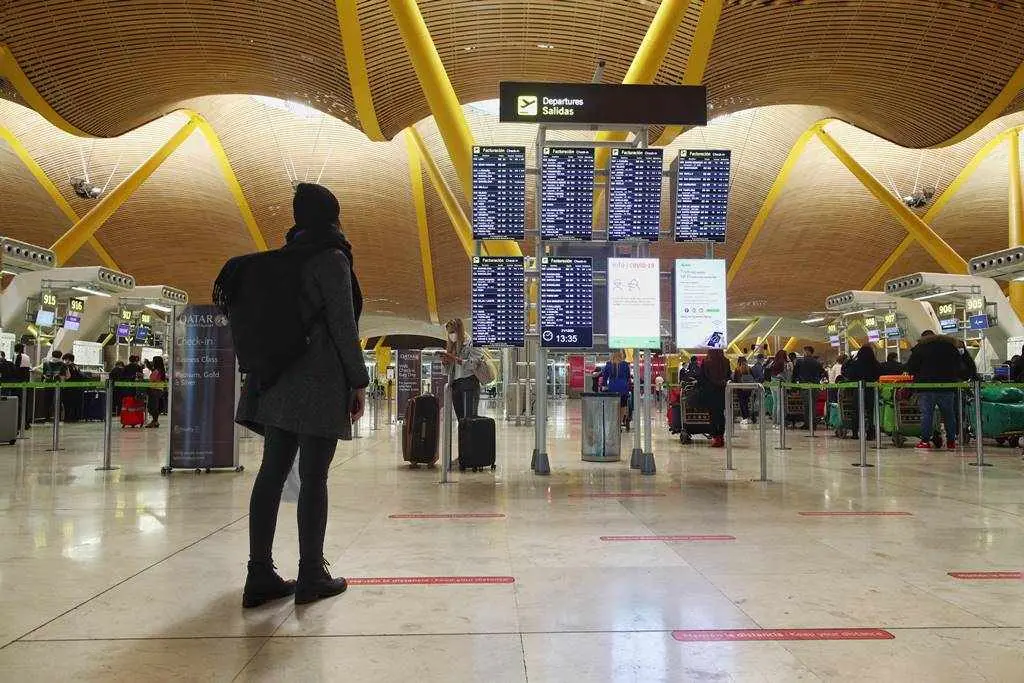 EuropaPress_3489882_viajeros_terminal_t4_aeropuerto_adolfo_suarez_madrid-barajas_dia_antes