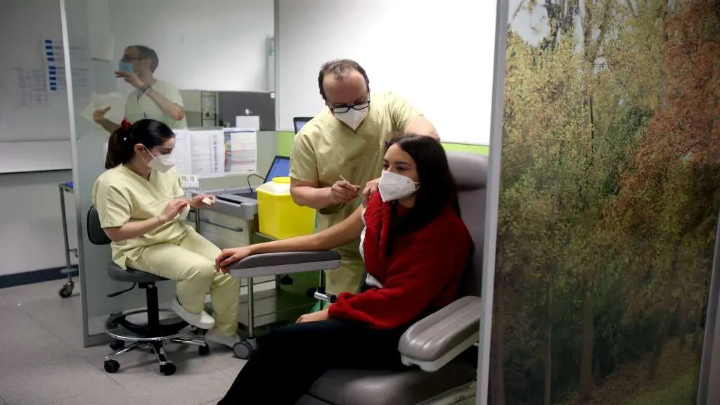 Sanidade comezou onte a vacinaci&oacute;n do persoal do Servizo de Axuda ao Fogar (Foto: Arxina).