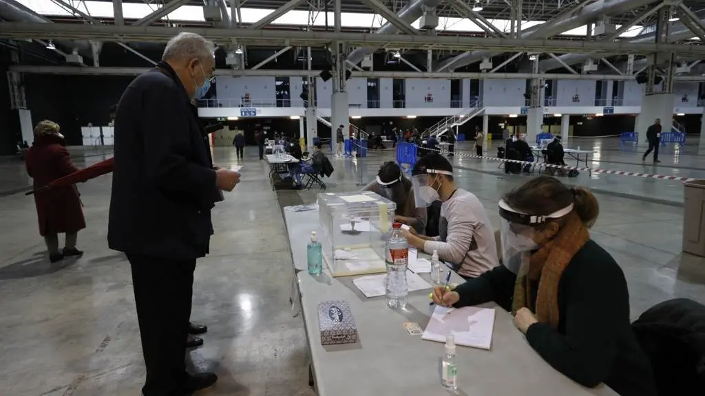 EuropaPress_3562321_punto_votacion_farga_lhospitalet_llobregat_barcelona_elecciones_catalanas