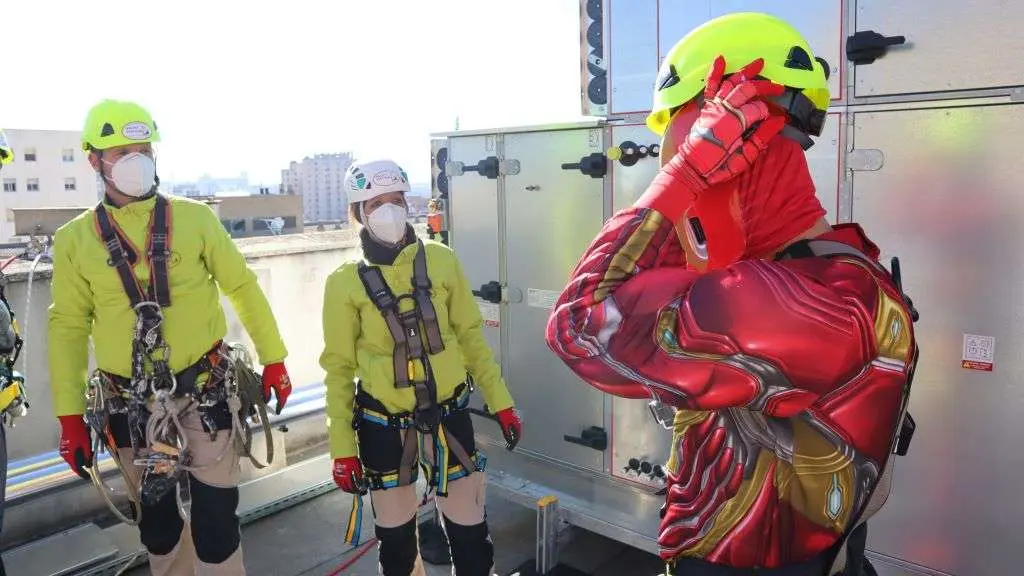 Un superheroe visitou un hospital por esta conmemoraci&oacute;n. (Foto: JdA / Europa Press)