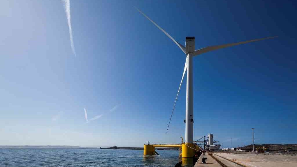 Muíño do proxecto Windfloat Atlantic, participado por Repsol, no Porto de Ferrol (Imaxe: Repsol)