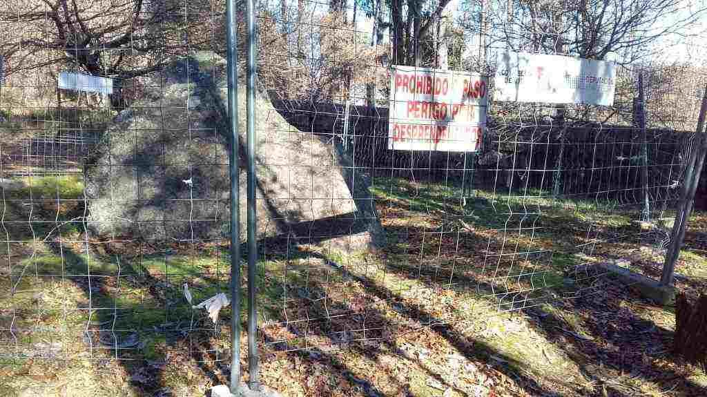 O dolmen está fechado e conta cun aviso. (Foto: BNG)