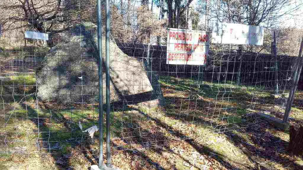 O dolmen est&aacute; fechado e conta cun aviso. (Foto: BNG)