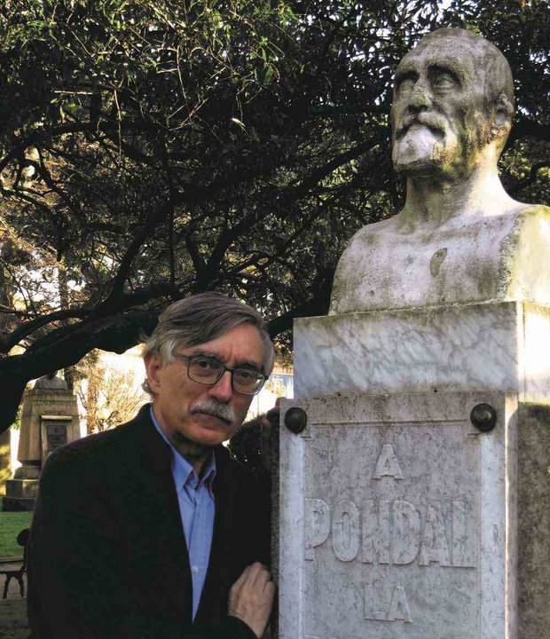 O investigador Manuel Castelao Mexuto, ao carón do busto a Pondal.