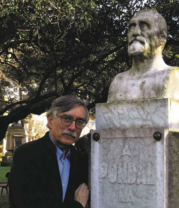 O investigador Manuel Castelao Mexuto, ao car&oacute;n do busto a Pondal.